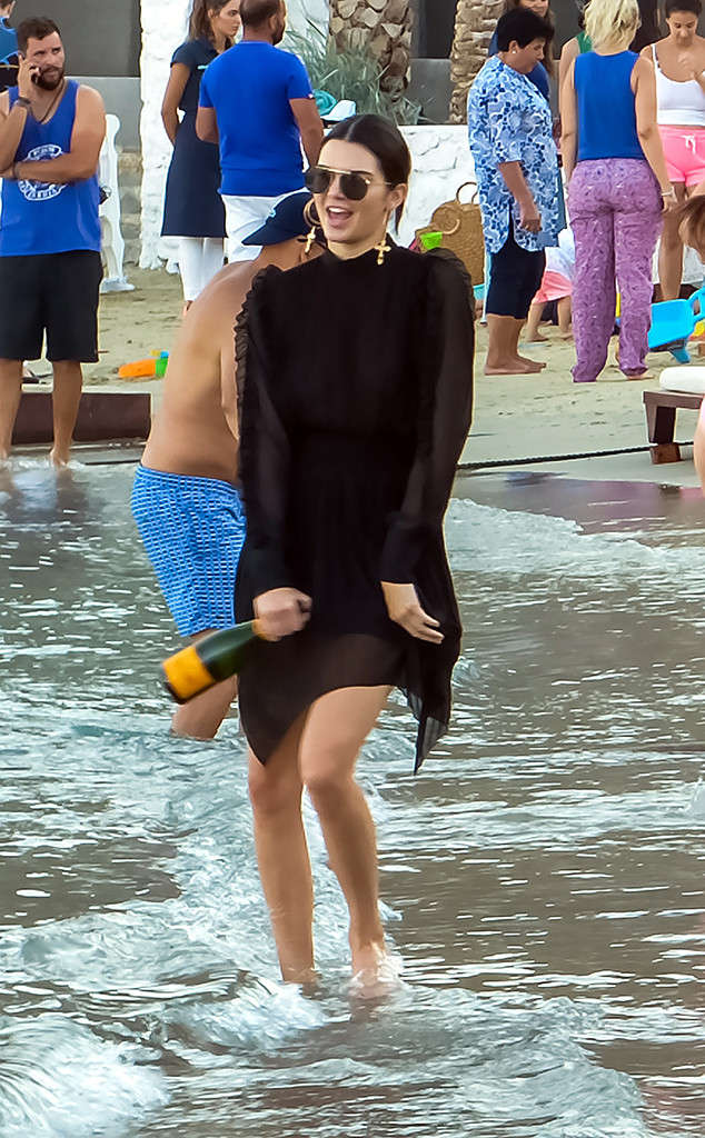 rs 634x1024 170709190805 634.Kendall Jenner Mykonos.kg.070917